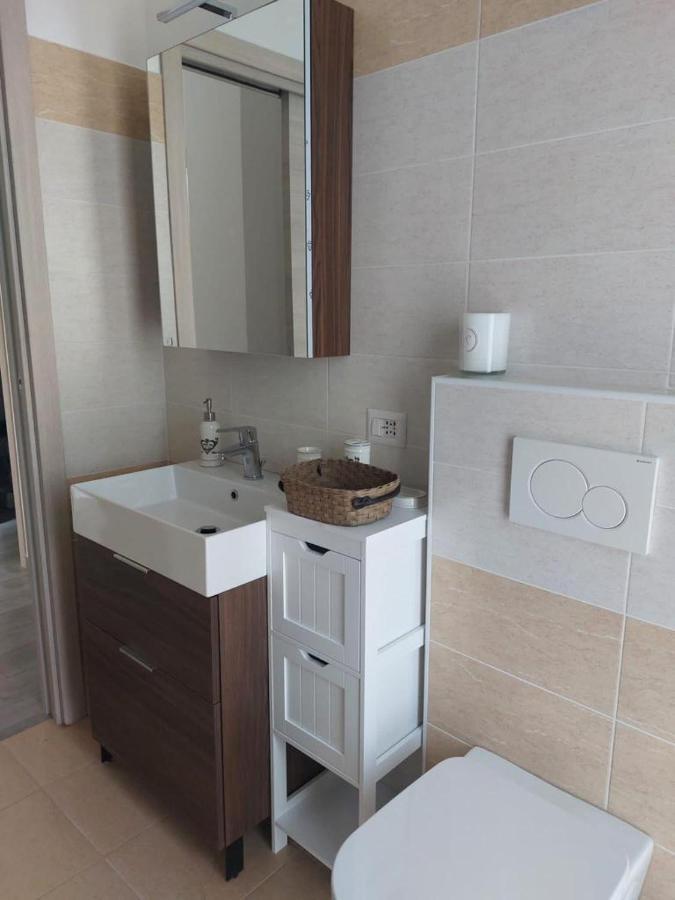 Appartamento Miralago Con Giardino Sul Lago Gavirate Exterior photo
