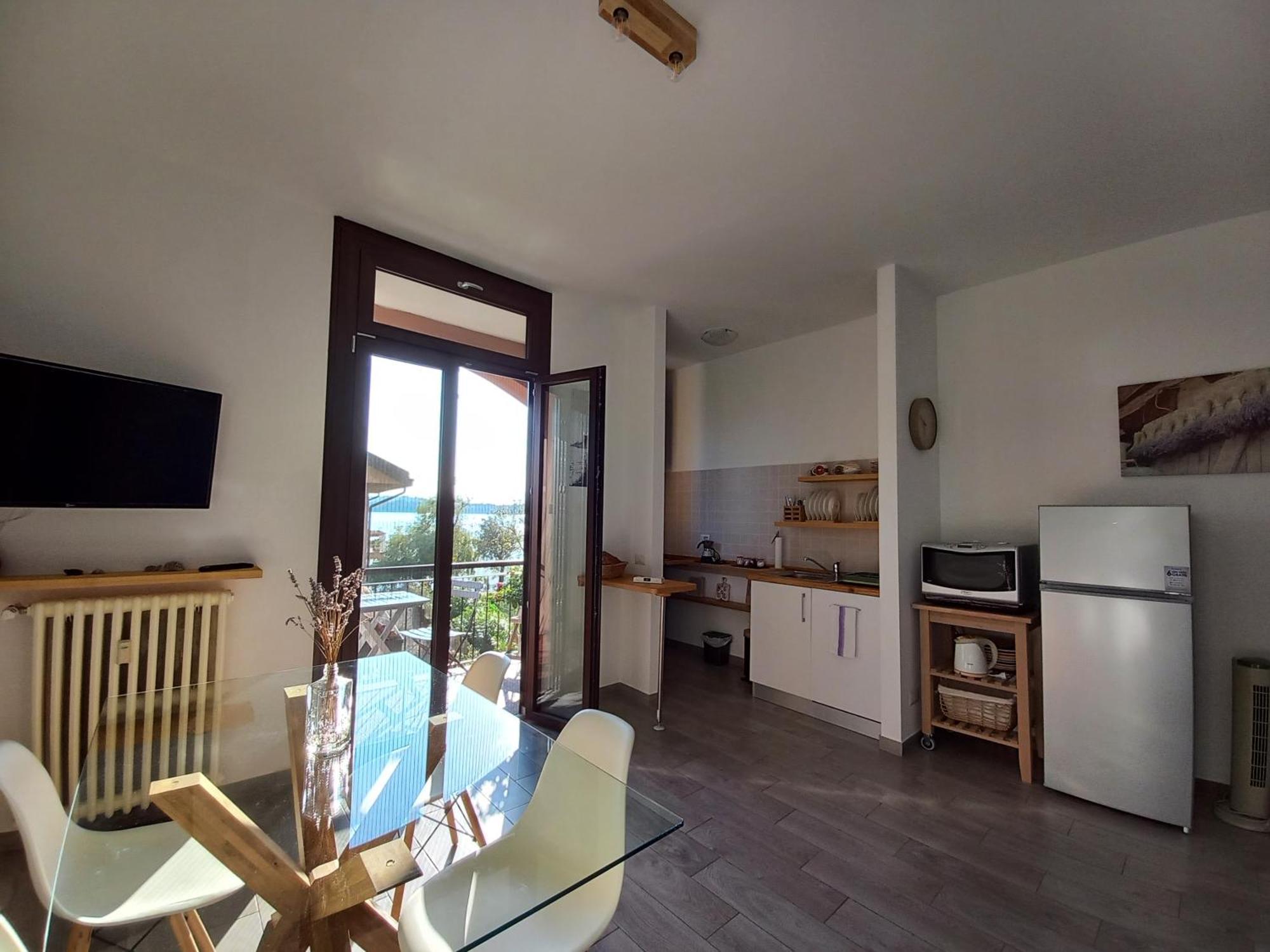 Appartamento Miralago Con Giardino Sul Lago Gavirate Exterior photo